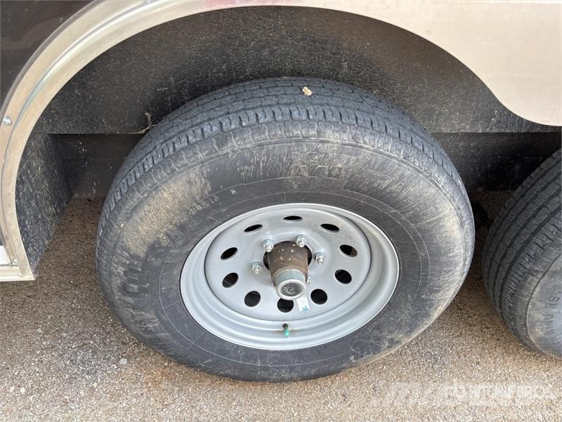 Diamond Cargo 34 ft Tri/A Enclosed Trailer مقطورات ذات هيكل صندوقي