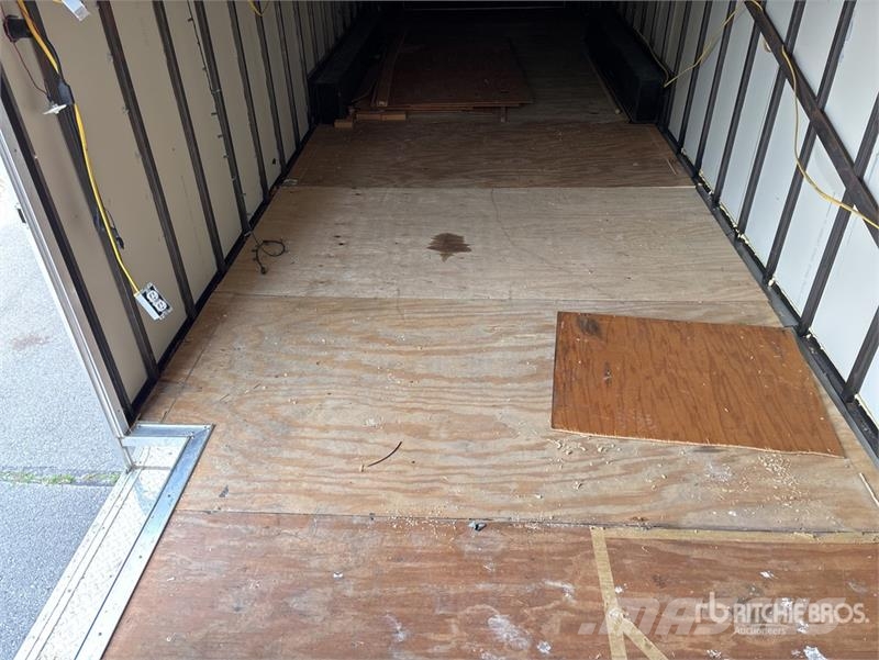 Diamond Cargo 34 ft Tri/A Enclosed Trailer مقطورات ذات هيكل صندوقي