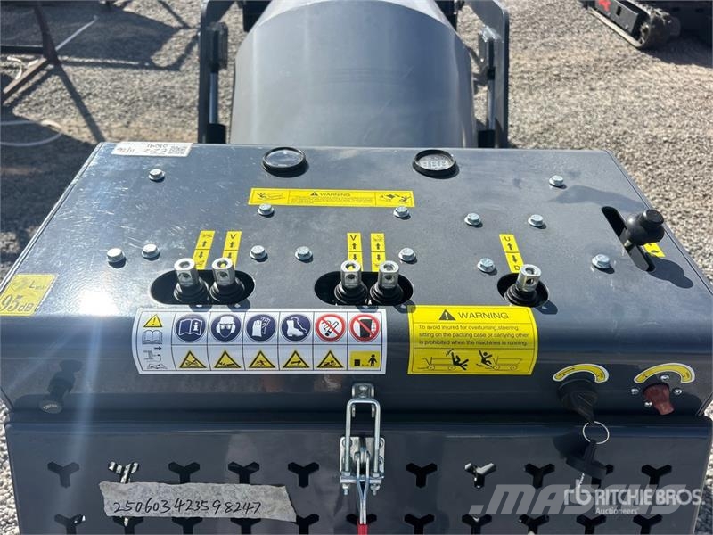 DigSwift DS-750 Mini Crawler Concrete Mixer (Unuse معدات البناء - غير ذلك