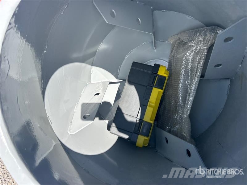 DigSwift DS-750 Mini Crawler Concrete Mixer (Unuse معدات البناء - غير ذلك