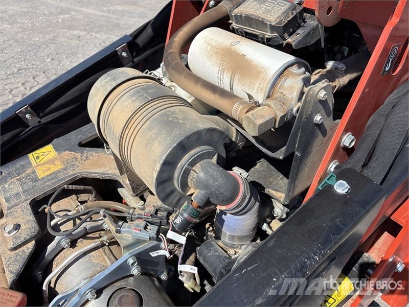 Ditch Witch SK1050 Mini Compact Track Loader Smykem řízené nakladače