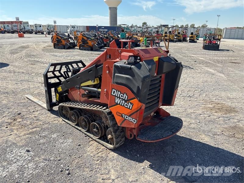 Ditch Witch SK1050 Mini Compact Track Loader Smykem řízené nakladače