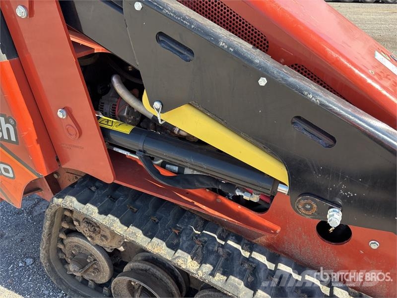 Ditch Witch SK1050 Mini Compact Track Loader Smykem řízené nakladače