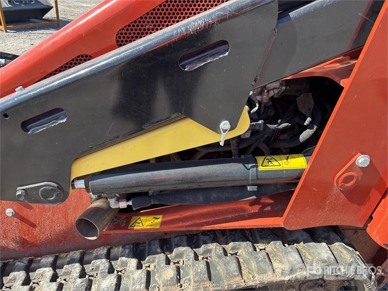 Ditch Witch SK1050 Mini Compact Track Loader Smykem řízené nakladače