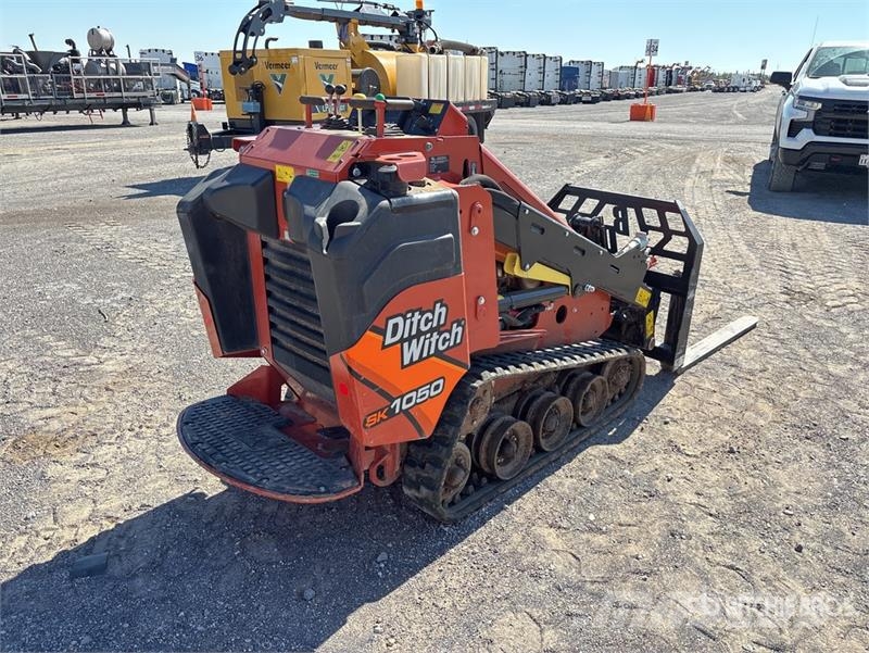 Ditch Witch SK1050 Mini Compact Track Loader Smykem řízené nakladače