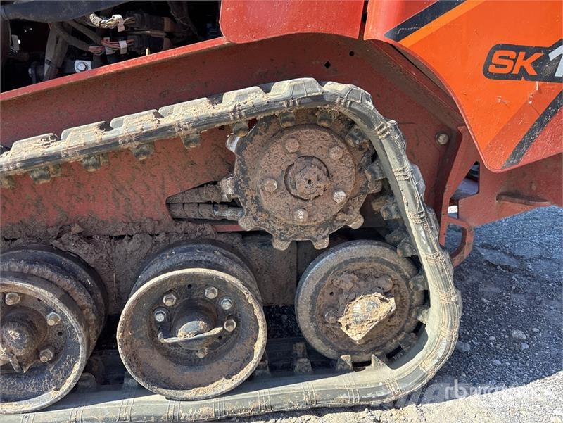 Ditch Witch SK1050 Mini Compact Track Loader Smykem řízené nakladače