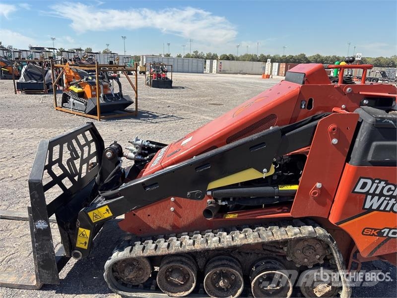 Ditch Witch SK1050 Mini Compact Track Loader Smykem řízené nakladače