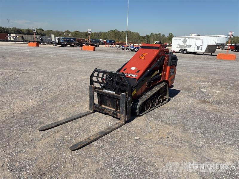 Ditch Witch SK1050 Mini Compact Track Loader Smykem řízené nakladače