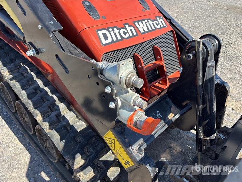 Ditch Witch SK1050 Mini Compact Track Loader Smykem řízené nakladače