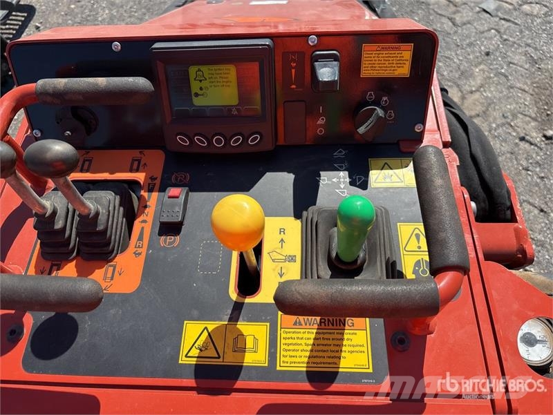Ditch Witch SK1050 Mini Compact Track Loader Smykem řízené nakladače