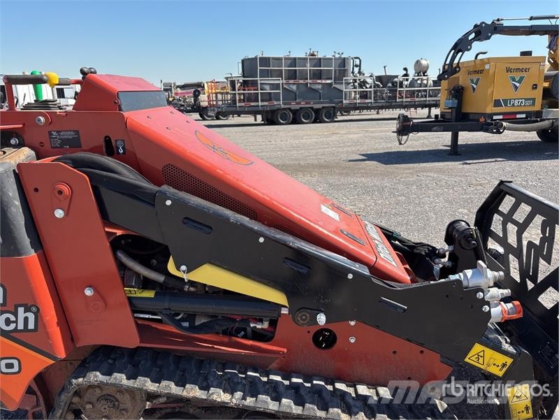 Ditch Witch SK1050 Mini Compact Track Loader Smykem řízené nakladače