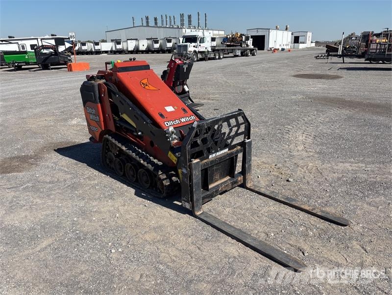 Ditch Witch SK1050 Mini Compact Track Loader Smykem řízené nakladače