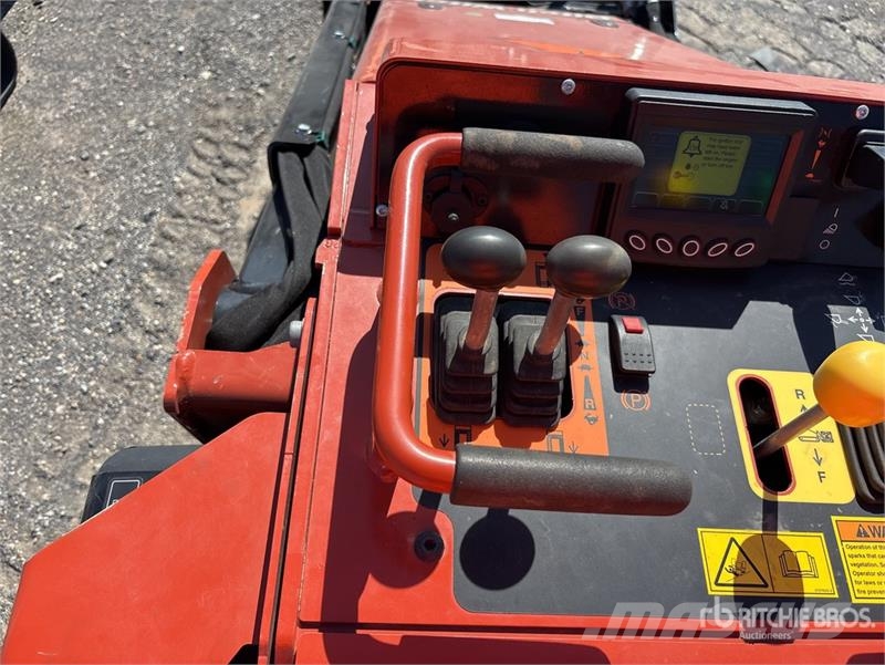 Ditch Witch SK1050 Mini Compact Track Loader Smykem řízené nakladače