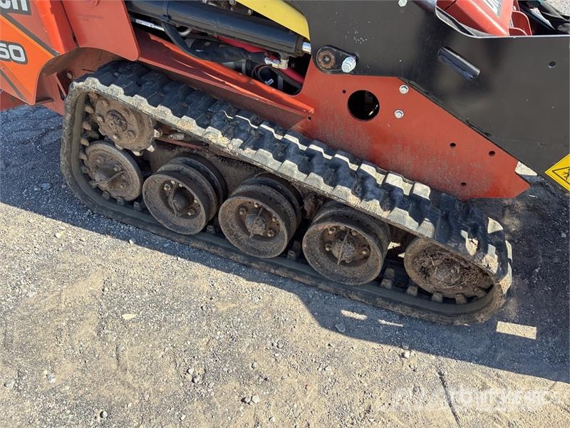 Ditch Witch SK1050 Mini Compact Track Loader Smykem řízené nakladače