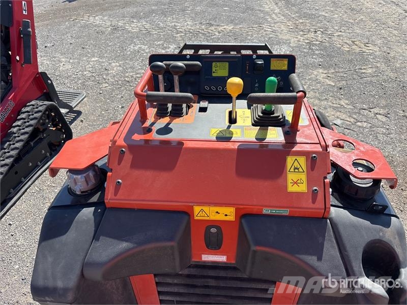 Ditch Witch SK1050 Mini Compact Track Loader Smykem řízené nakladače