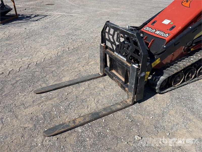 Ditch Witch SK1050 Mini Compact Track Loader Smykem řízené nakladače
