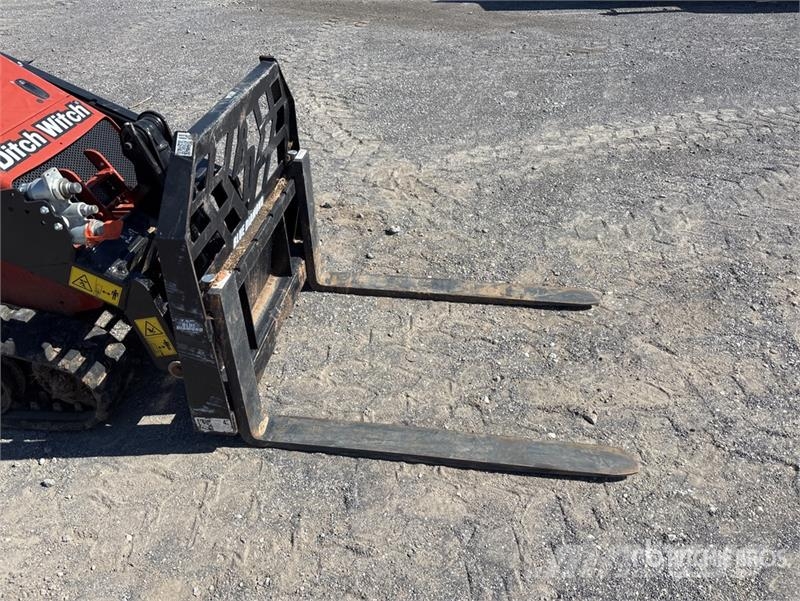 Ditch Witch SK1050 Mini Compact Track Loader Smykem řízené nakladače
