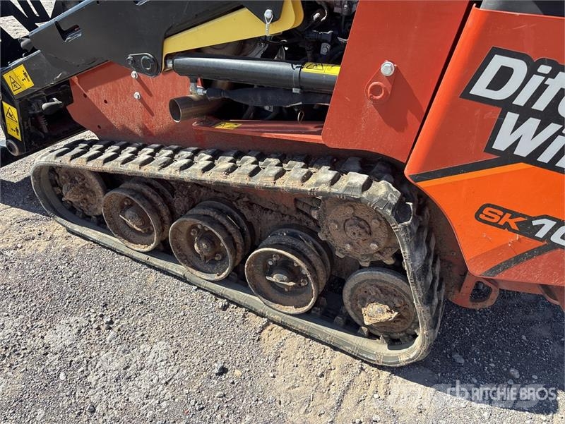 Ditch Witch SK1050 Mini Compact Track Loader Smykem řízené nakladače