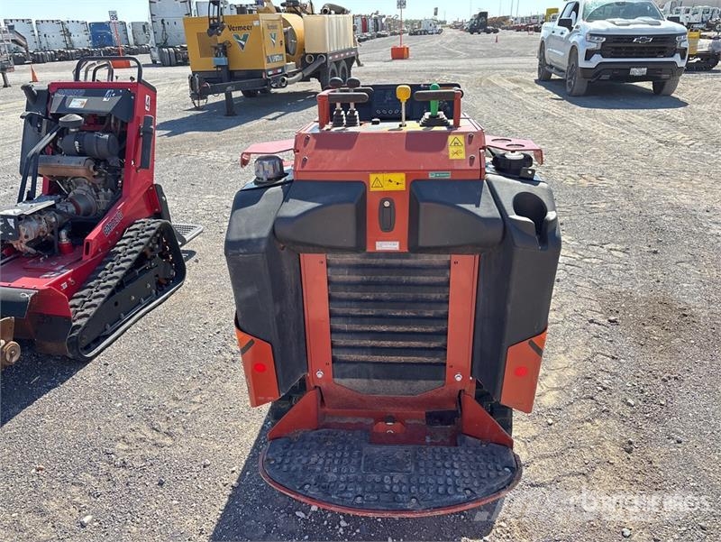 Ditch Witch SK1050 Mini Compact Track Loader Smykem řízené nakladače