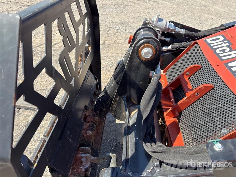 Ditch Witch SK1050 Mini Compact Track Loader Smykem řízené nakladače