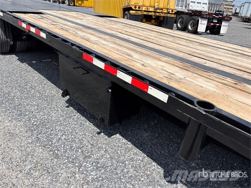 Doosan 402DCB1CHFFBT 40 ft Tri/A Step Deck Oilfield Trail Équipement de traitement