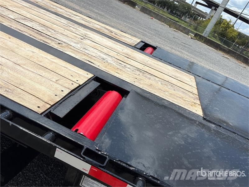 Doosan 402DCB1CHFFBT 40 ft Tri/A Step Deck Oilfield Trail Équipement de traitement