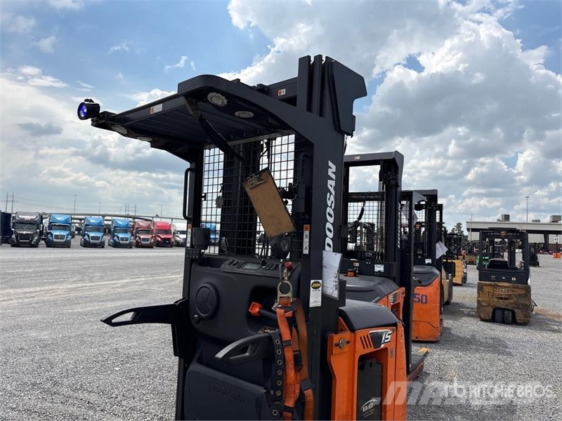 Doosan BOP15S-9 800 lb Order Picker Préparateur de commande moyenne levée
