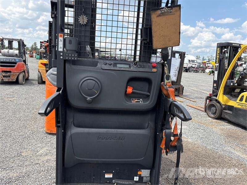 Doosan BOP15S-9 800 lb Order Picker Préparateur de commande moyenne levée