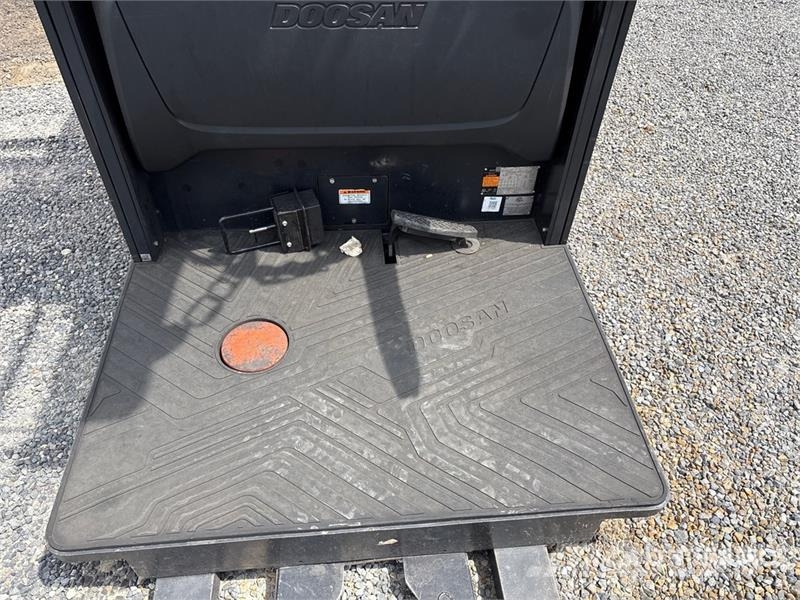 Doosan BOP15S-9 800 lb Order Picker Préparateur de commande moyenne levée