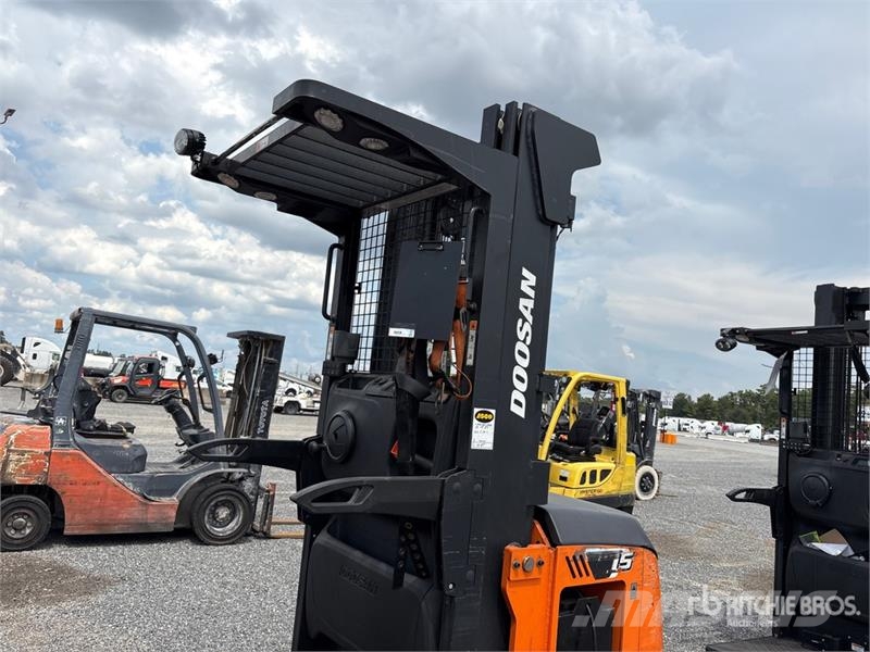 Doosan BOP15S-9 800 lb Order Picker Préparateur de commande moyenne levée
