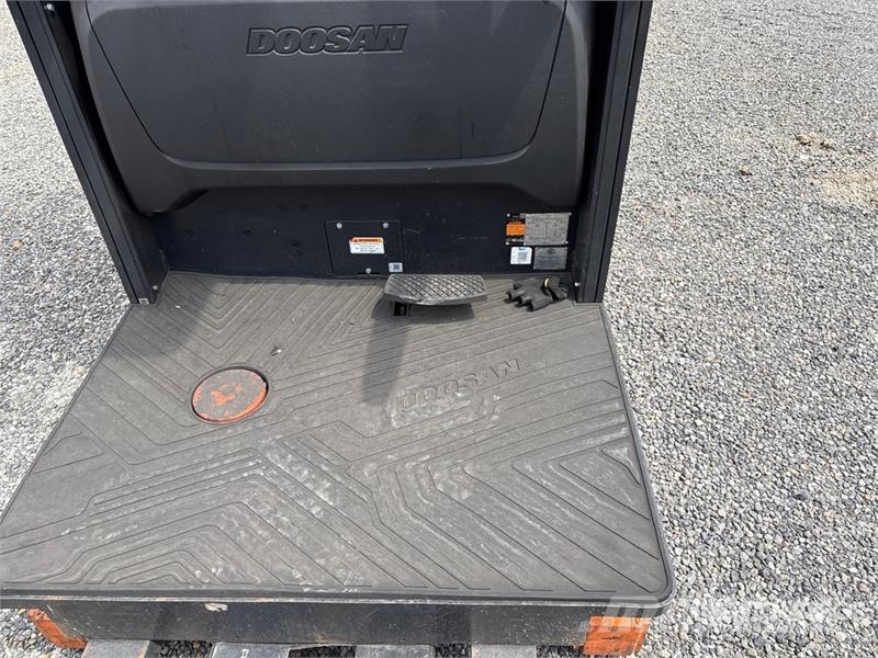Doosan BOP15S-9 800 lb Order Picker Préparateur de commande moyenne levée