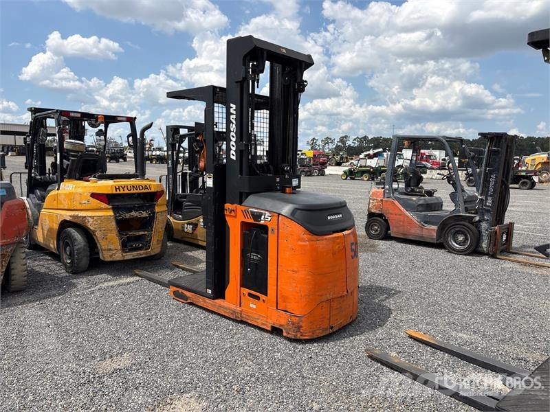 Doosan BOP15S-9 800 lb Order Picker Préparateur de commande moyenne levée