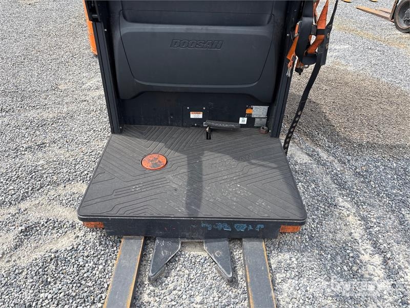 Doosan BOP15S-9 800 lb Order Picker Préparateur de commande moyenne levée