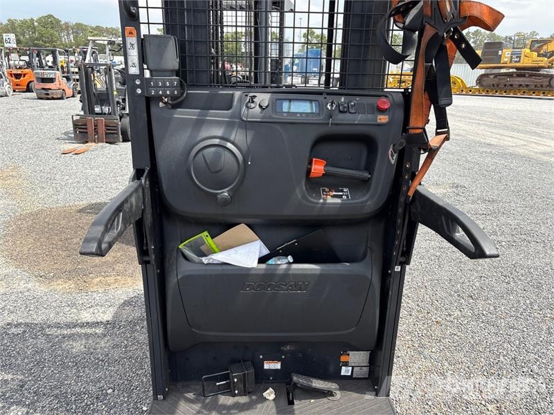 Doosan BOP15S-9 800 lb Order Picker Préparateur de commande moyenne levée