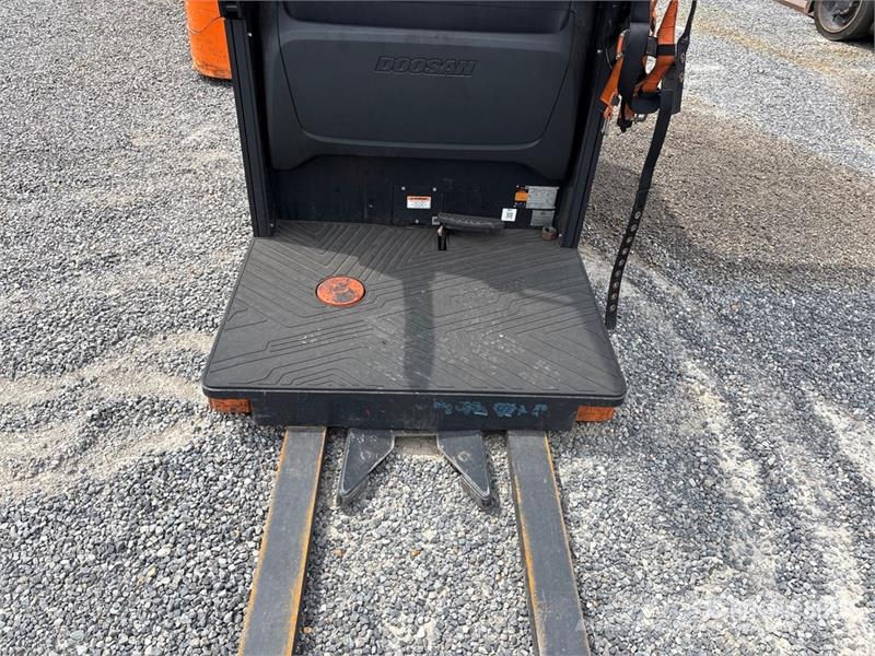 Doosan BOP15S-9 800 lb Order Picker Préparateur de commande moyenne levée
