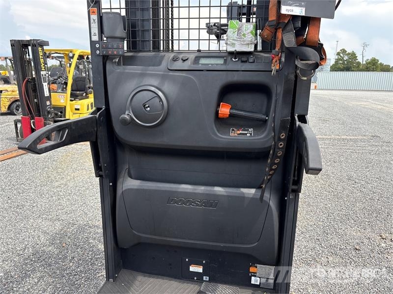 Doosan BOP15S-9 800 lb Order Picker Préparateur de commande moyenne levée