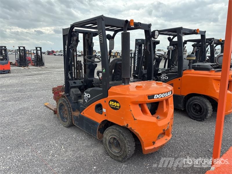 Doosan D30S7 5500 lb Cushion Tire Forklift Інше