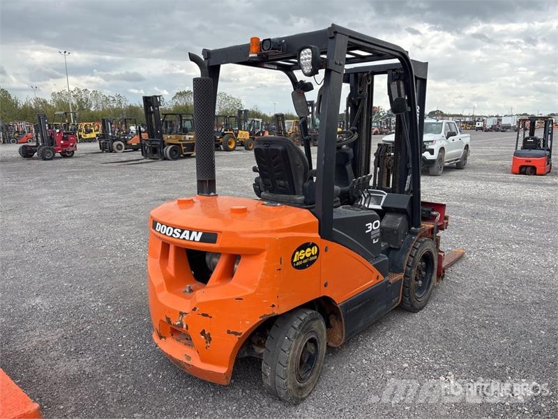 Doosan D30S7 5500 lb Cushion Tire Forklift Інше