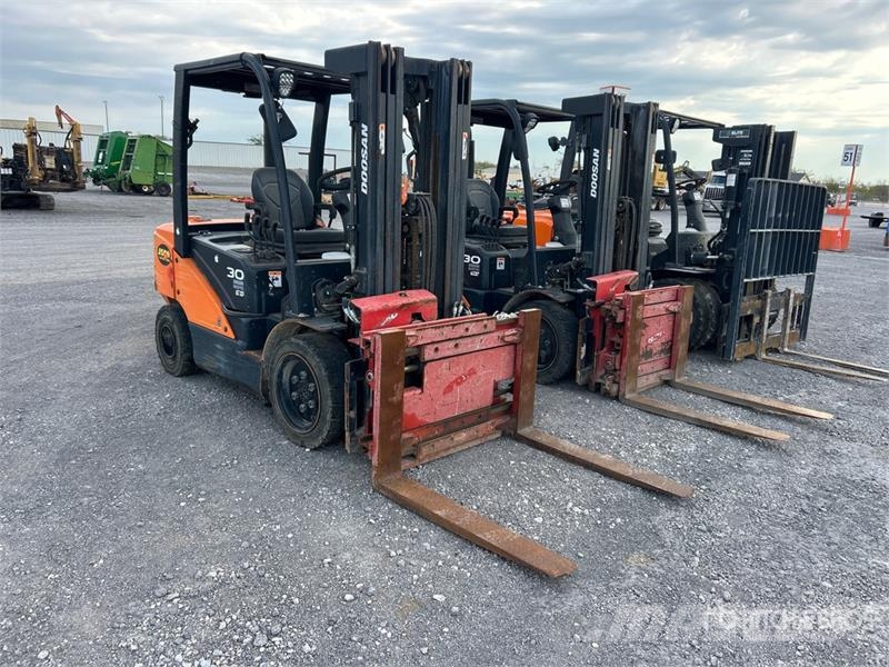 Doosan D30S7 5500 lb Pneumatic Tire Forklift Gaffeltrucker - Annet