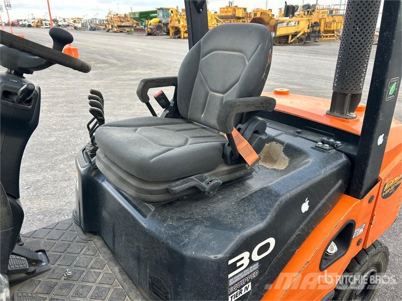 Doosan D30S7 5500 lb Pneumatic Tire Forklift Gaffeltrucker - Annet