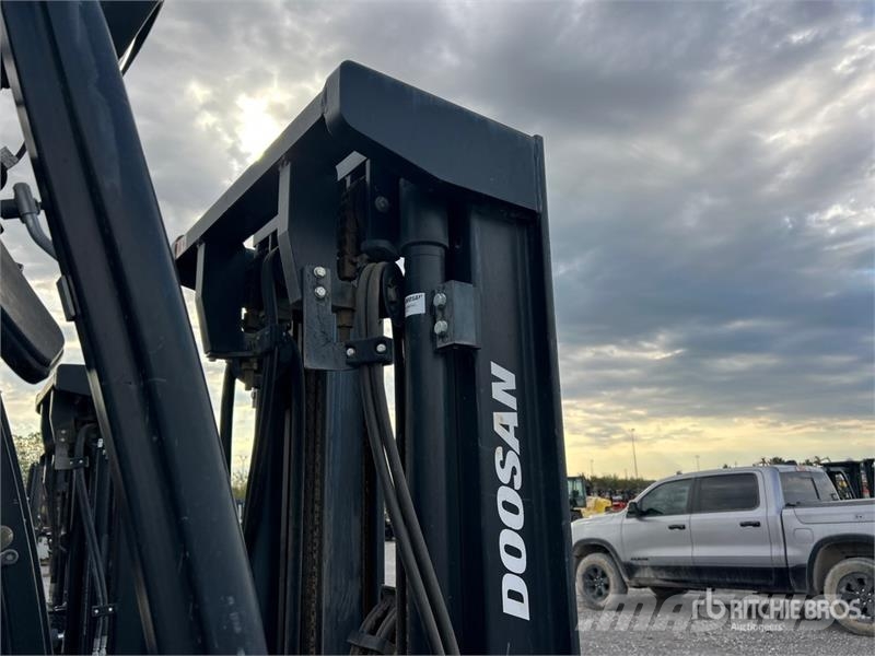 Doosan D30S7 5500 lb Pneumatic Tire Forklift Gaffeltrucker - Annet