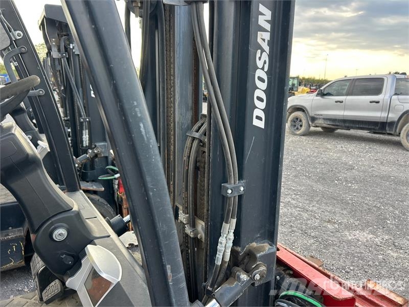 Doosan D30S7 5500 lb Pneumatic Tire Forklift Gaffeltrucker - Annet