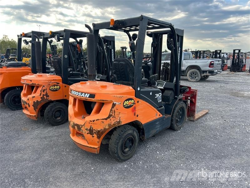 Doosan D30S7 5500 lb Pneumatic Tire Forklift Gaffeltrucker - Annet