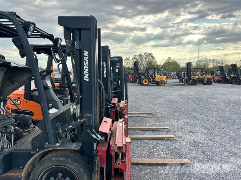 Doosan D30S7 5500 lb Pneumatic Tire Forklift Gaffeltrucker - Annet