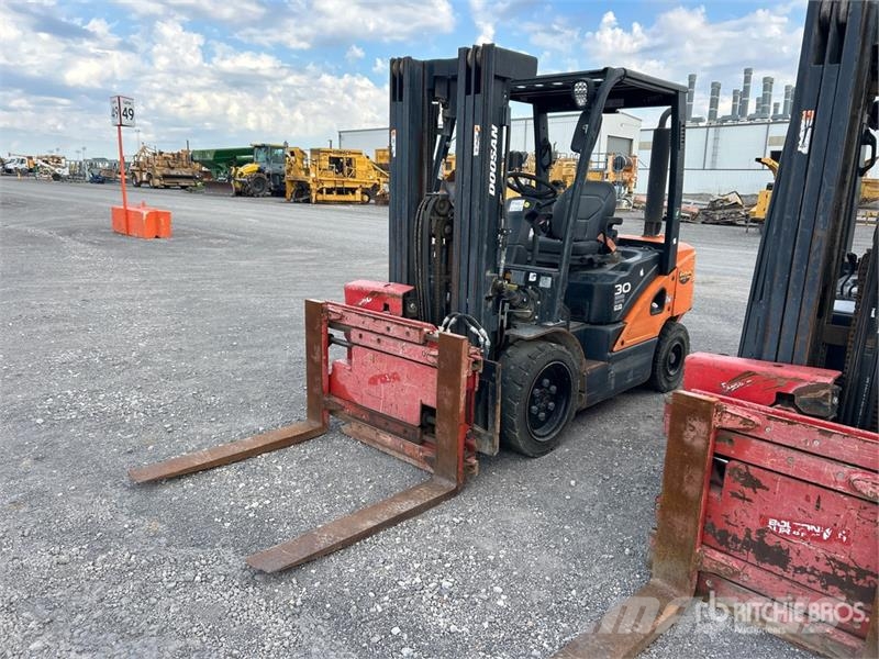 Doosan D30S7 5500 lb Pneumatic Tire Forklift Gaffeltrucker - Annet