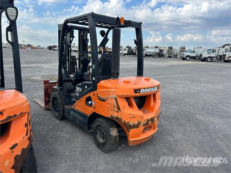 Doosan D30S7 5500 lb Pneumatic Tire Forklift Gaffeltrucker - Annet