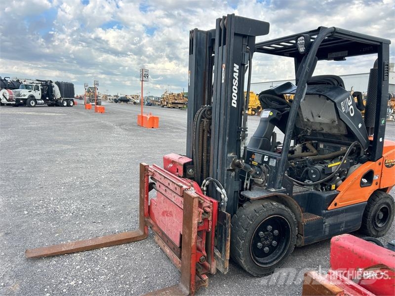 Doosan D30S7 5500 lb Pneumatic Tire Forklift Gaffeltrucker - Annet