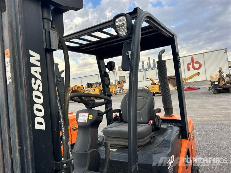 Doosan D30S7 Pneumatic Tire Forklift Gaffeltrucker - Annet