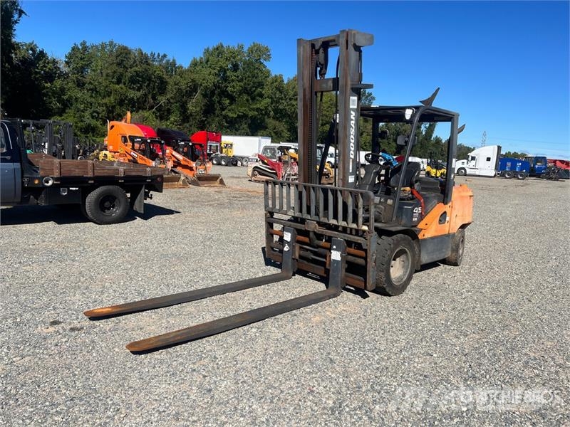 Doosan D45S-7 9100 lb Pneumatic Tire Forklift Viličari - ostalo