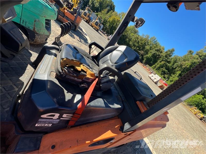 Doosan D45S-7 9100 lb Pneumatic Tire Forklift Viličari - ostalo